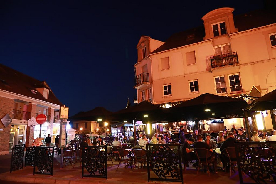 Voyagez au cœur de la ville, Port Cergy de nuit, juillet-août - voir en plus grand : (fenêtre modale)