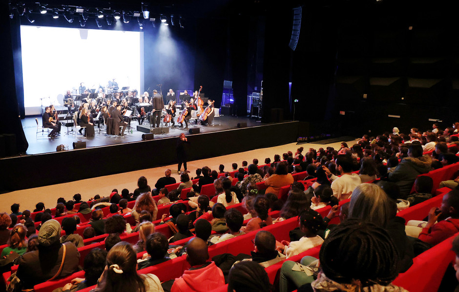 Spectacle Pierre et le loup par Gérard Philipe et orchestre symphonique, 6 décembre - voir en plus grand : (fenêtre modale)