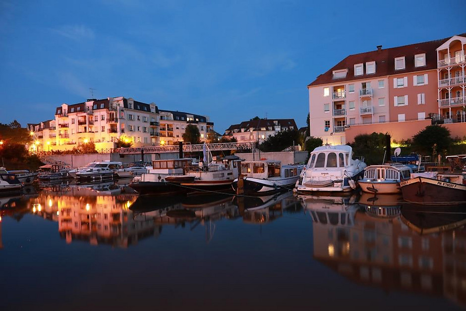 Voyagez au cœur de la ville, Port Cergy de nuit, juillet-août - voir en plus grand : (fenêtre modale)