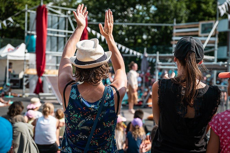 Cergy Soit ! Rendez-vous #2, Compagnie Dyptik dans la cour de l'école élémentaire des Touleuses, 5 septembre - voir en plus grand : (fenêtre modale)