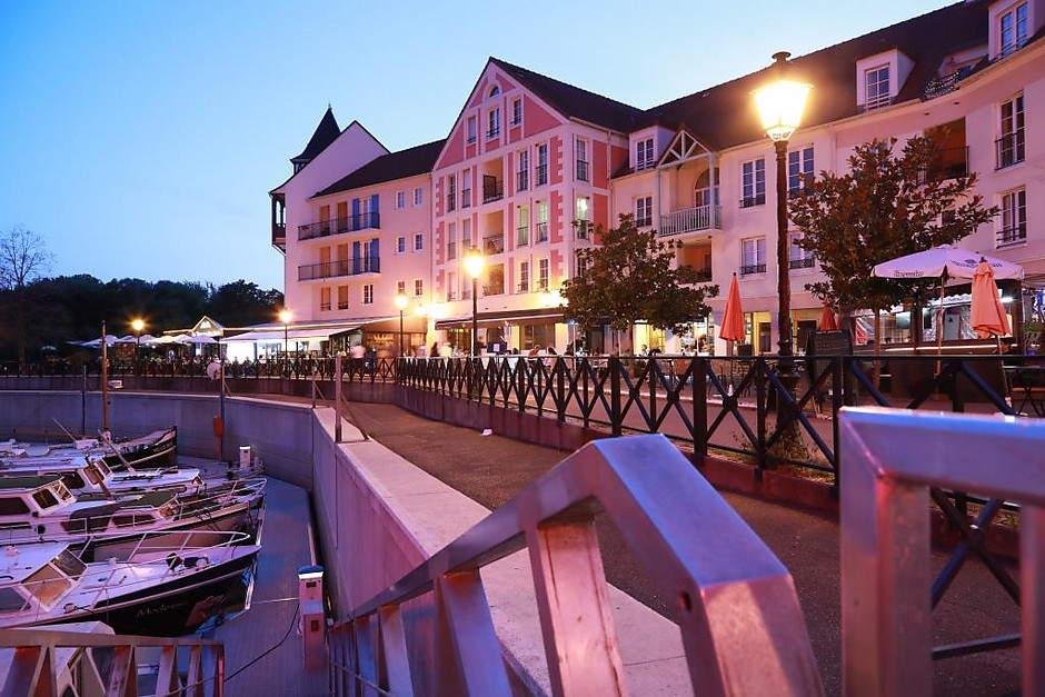 Voyagez au cœur de la ville, Port Cergy de nuit, juillet-août - voir en plus grand : (fenêtre modale)