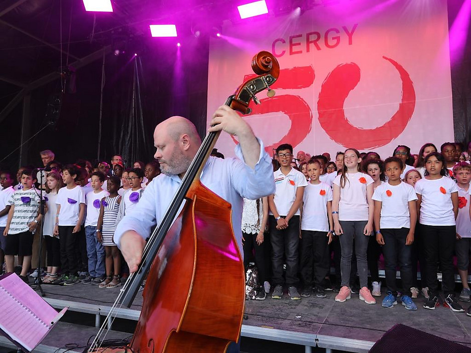 La Grande scène, à l'Esplanade de Paris pour Cergy en fête. - voir en plus grand : (fenêtre modale)