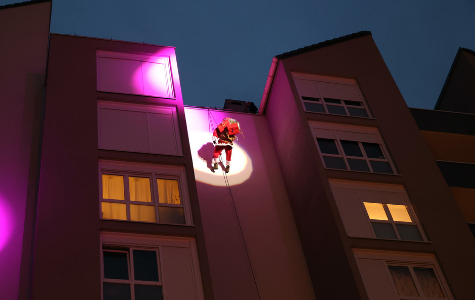 Spectacle le père Noël descend du ciel sur la place des Linandes, 24 décembre - voir en plus grand : (fenêtre modale)