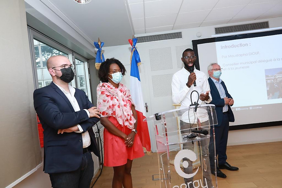 Cérémonie de clôture du Conseil des jeunes, 1er juillet à l'Hôtel de ville avec le maire Jean-Paul Jeandon - voir en plus grand : (fenêtre modale)