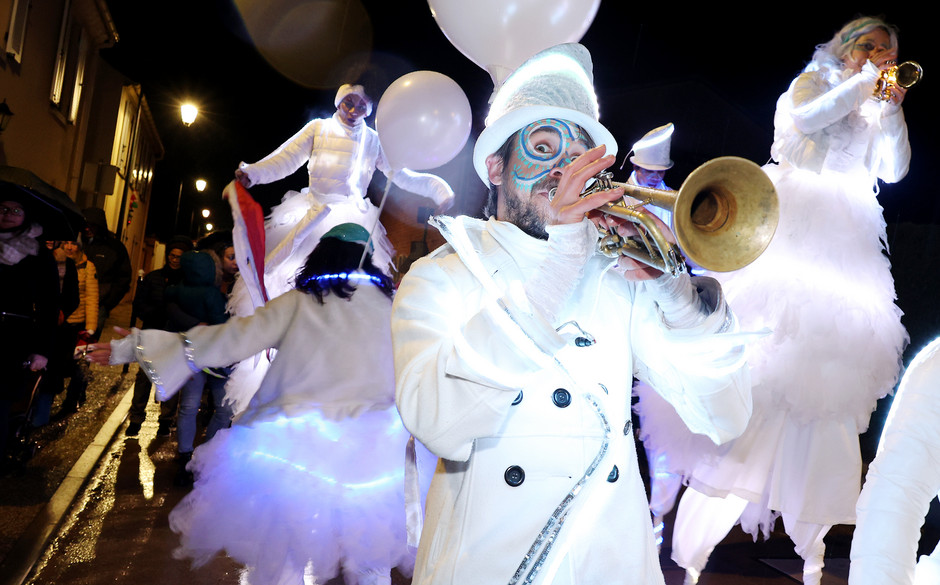 Faites des lumières : parade lumineuse, spectacle de feu et atelier de Noël au Village, 18 décembre - voir en plus grand : (fenêtre modale)