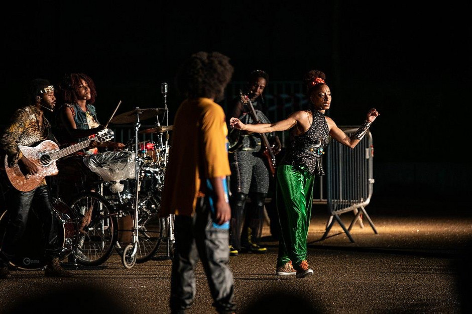 Cergy Soit ! Rendez-vous #2, Compagnie Oposito sur la place Olympe-de-Gouges, 4 septembre - voir en plus grand : (fenêtre modale)