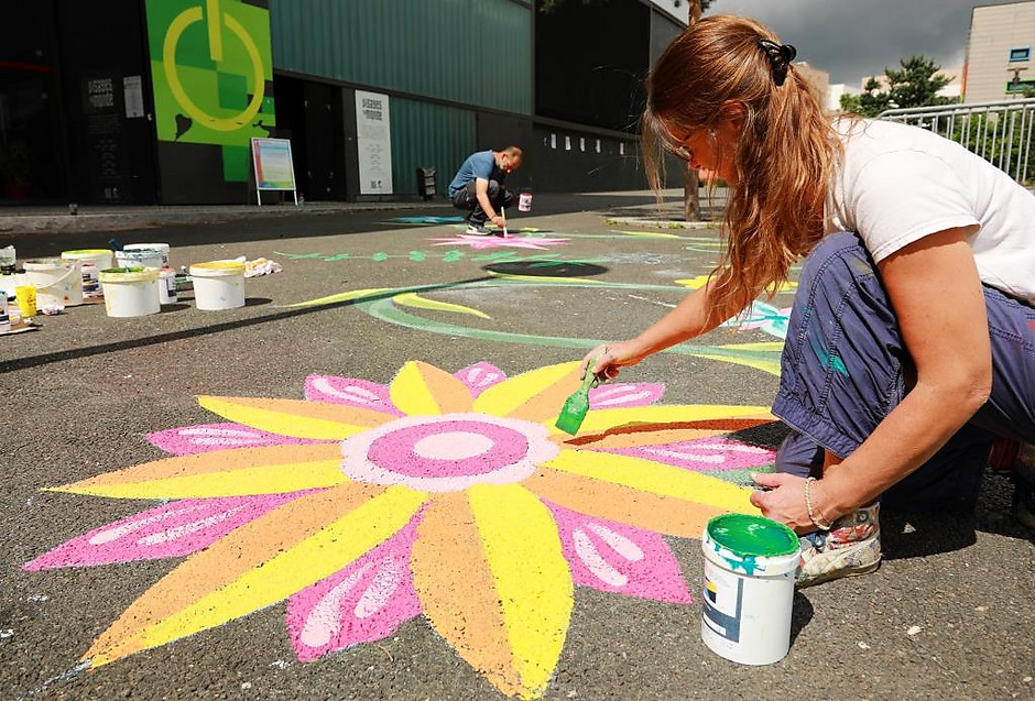 Les jardins artistiques devant Visages du Monde, le 7 juillet - voir en plus grand : (fenêtre modale)