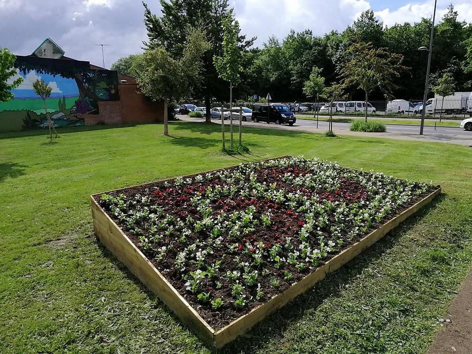 Jardinière située à l'angle de l'avenue du Hazay et de l'avenue du Terroir. - voir en plus grand : (fenêtre modale)