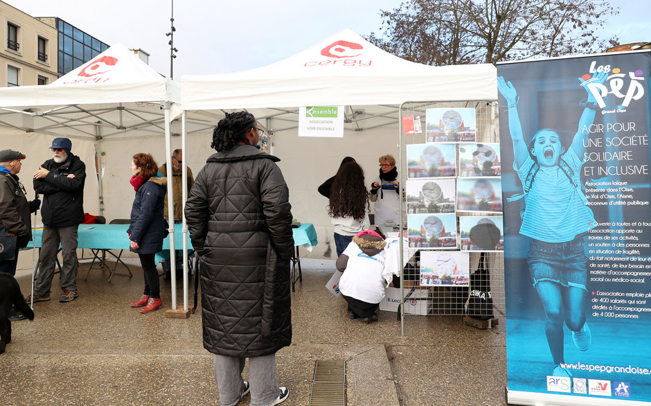 Sensibilisation aux handicaps visuels au marché Axe Majeur-Horloge - voir en plus grand : (fenêtre modale)