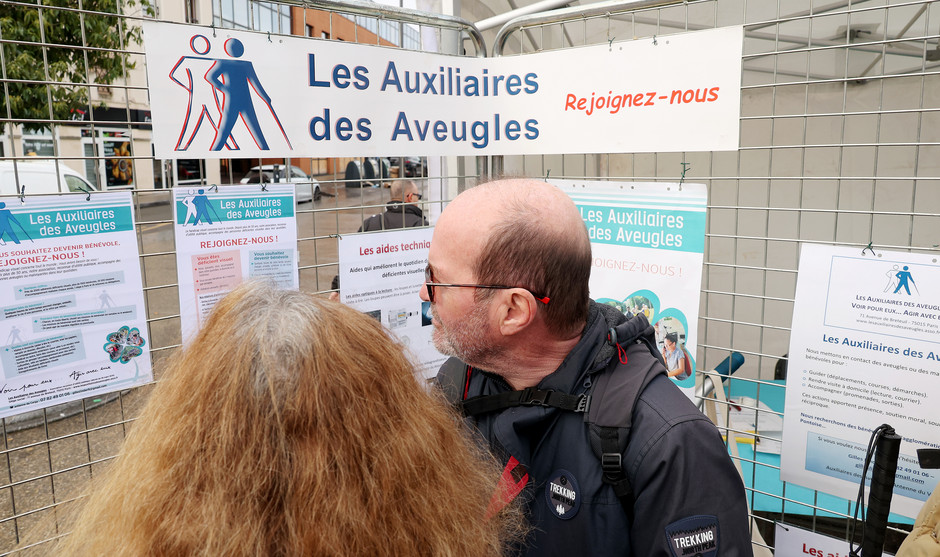 Sensibilisation aux handicaps visuels au marché Axe Majeur-Horloge - voir en plus grand : (fenêtre modale)