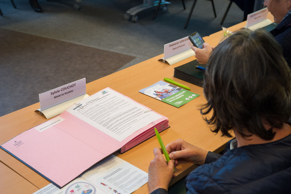 Signature de la charte "Villes et territoires sans perturbateurs endocriniens", 17 octobre - voir en plus grand : (fenêtre modale)