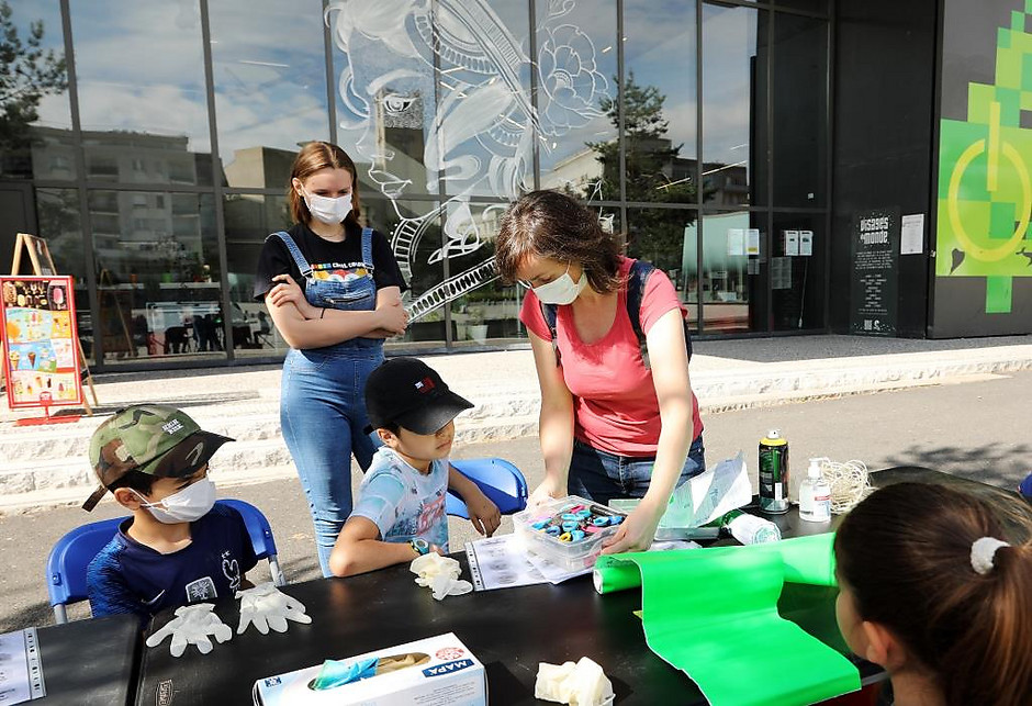 Atelier LEGO® poteaux sur la place du Nautilus avec l'association les Ateliers Arrosés, le mercredi 8 juillet - voir en plus grand : (fenêtre modale)