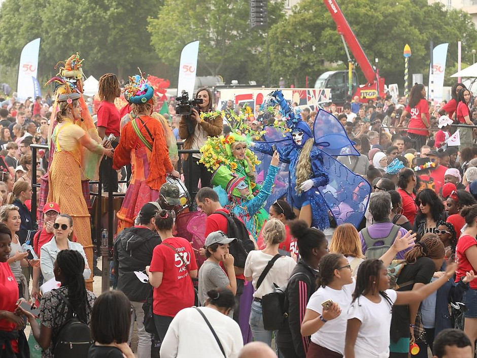 L'Esplanade de Paris en fête. - voir en plus grand : (fenêtre modale)