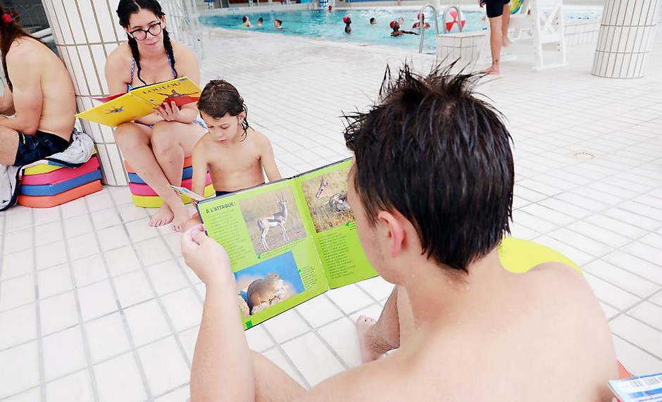 Nage et bouquinage dans la piscine de l'Axe Majeur, le 7 juillet - voir en plus grand : (fenêtre modale)