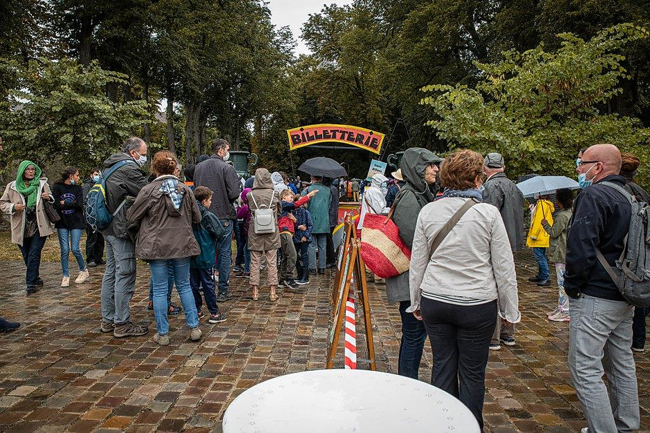 Cergy Soit ! Rendez-vous #1 Compagnie Les vrais majors dans le parc du château de Marcouville à Pontoise, 29 août - voir en plus grand : (fenêtre modale)
