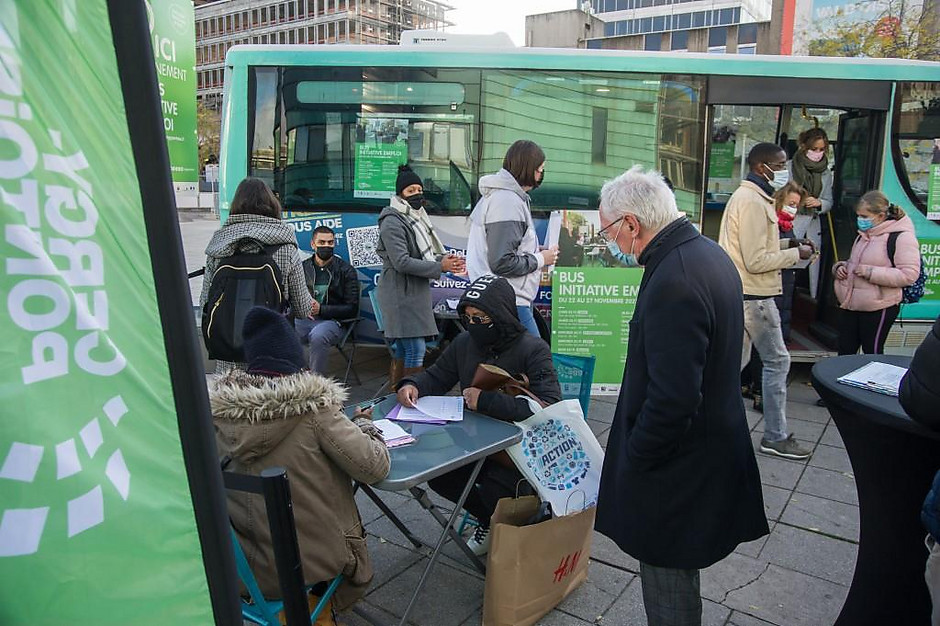 Passage du Bus initiative emploi le 22 novembre, à Cergy Préfecture - voir en plus grand : (fenêtre modale)