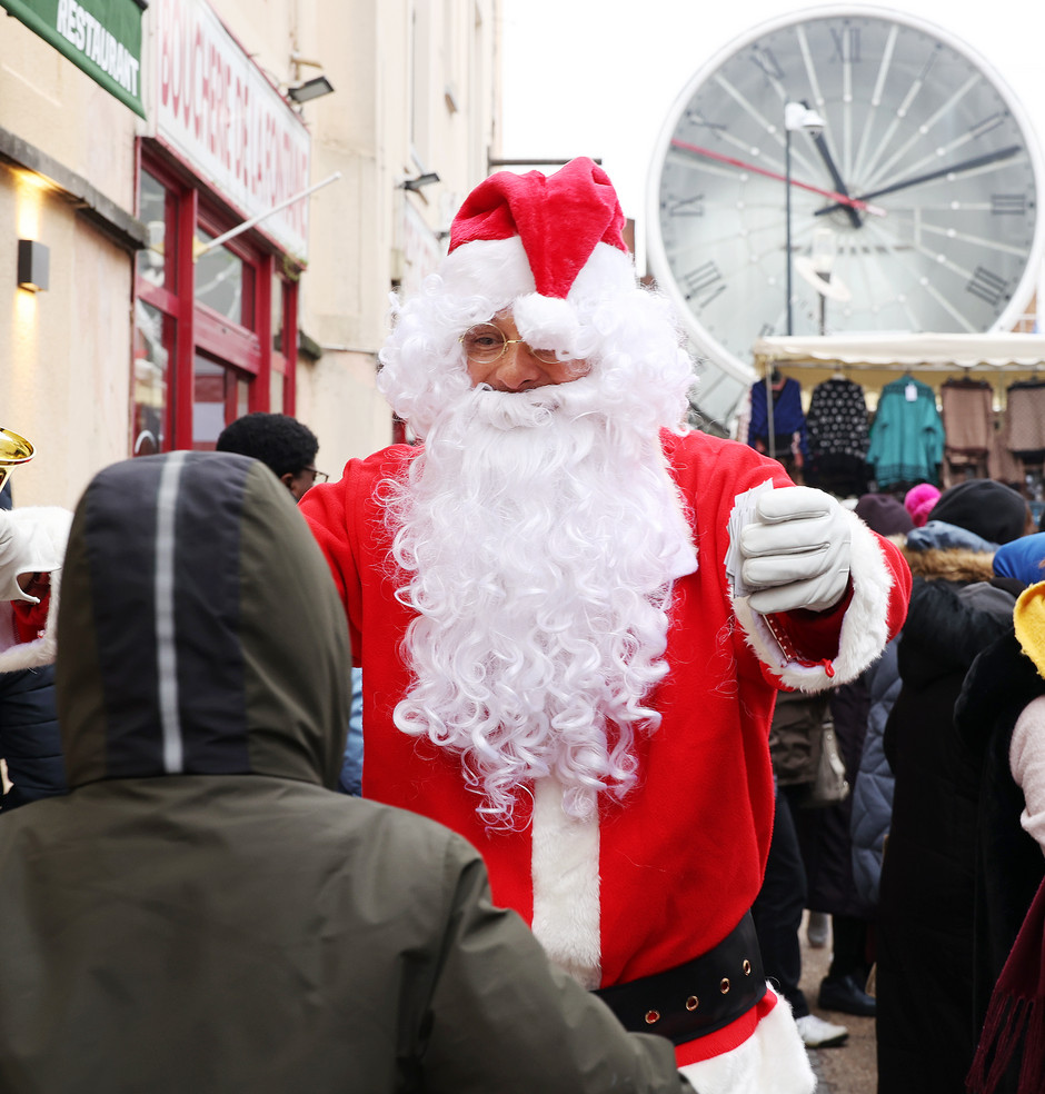 Animation Père Noël sur le marché AMH, 10 décembre - voir en plus grand : (fenêtre modale)