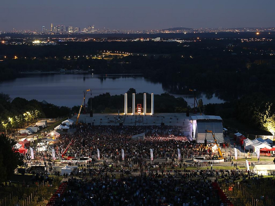 Quelques minutes avant le feu d'artifice "explosif circus" pour les 50 ans de Cergy, à l'Esplanade de Paris. - voir en plus grand : (fenêtre modale)