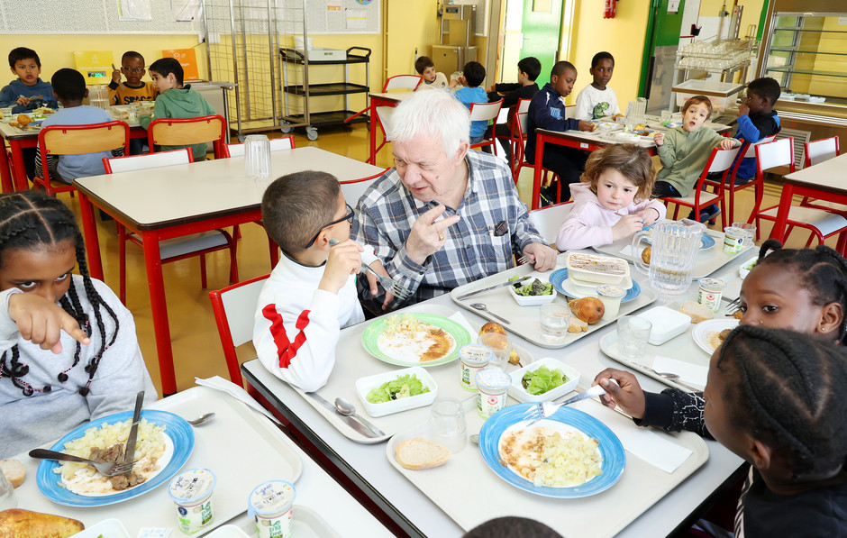 Les seniors à la table des écoliers, 19 avril - voir en plus grand : (fenêtre modale)