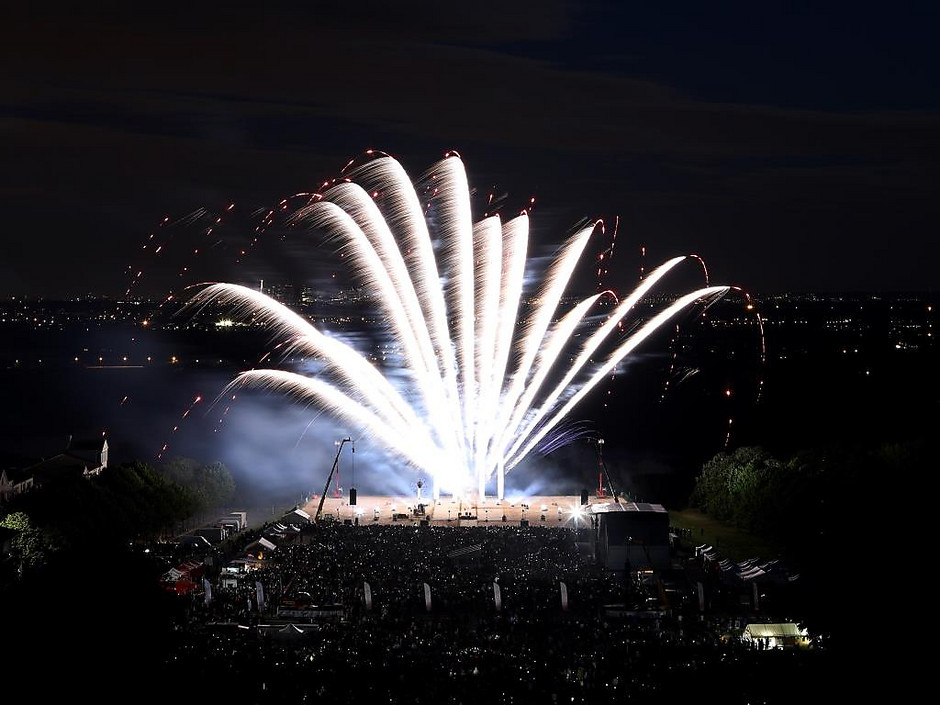 Feu d'artifice "explosif circus" pour les 50 ans de Cergy, à l'Esplanade de Paris. - voir en plus grand : (fenêtre modale)