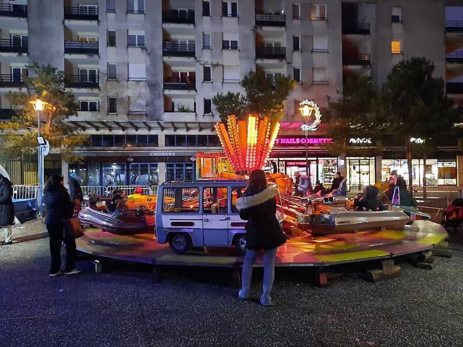 Fête foraine sur la place du Nautilus dans le quartier des Hauts-de-Cergy, 15 décembre - voir en plus grand : (fenêtre modale)