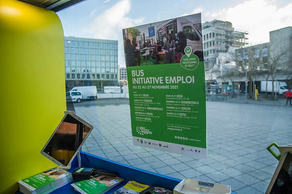 Passage du Bus initiative emploi le 22 novembre, à Cergy Préfecture - voir en plus grand : (fenêtre modale)