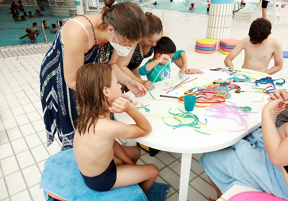 Nage et bouquinage dans la piscine de l'Axe Majeur, le 7 juillet - voir en plus grand : (fenêtre modale)