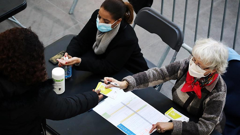 Distribution de chèque de services solidaire à l'Hôtel de ville avec Keltoum Rochdi, adjointe au maire déléguée à la petite enfance, novembre 2020 - voir en plus grand : (fenêtre modale)