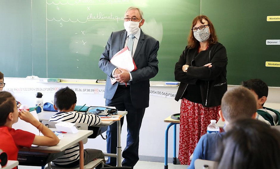 Denis Février élu délégué aux périscolaires et aux conseils d'école et Claire Beugnot élue déléguée à l'éducation, groupe scolaire des Châteaux, septembre 2020 - voir en plus grand : (fenêtre modale)