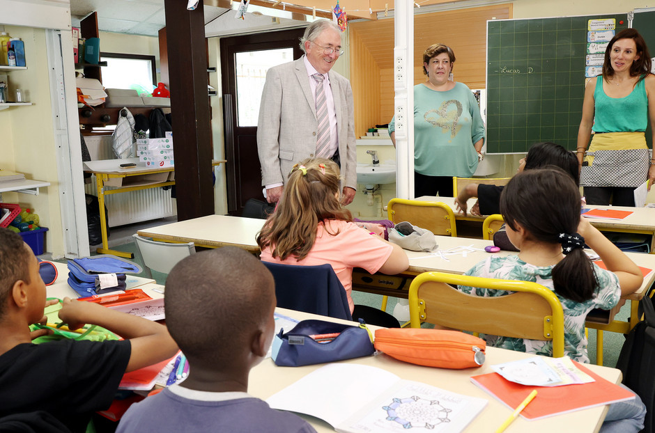 Rentrée scolaire école des Châteaux avec Denis Février, adjoint au maire, 1er septembre - voir en plus grand : (fenêtre modale)