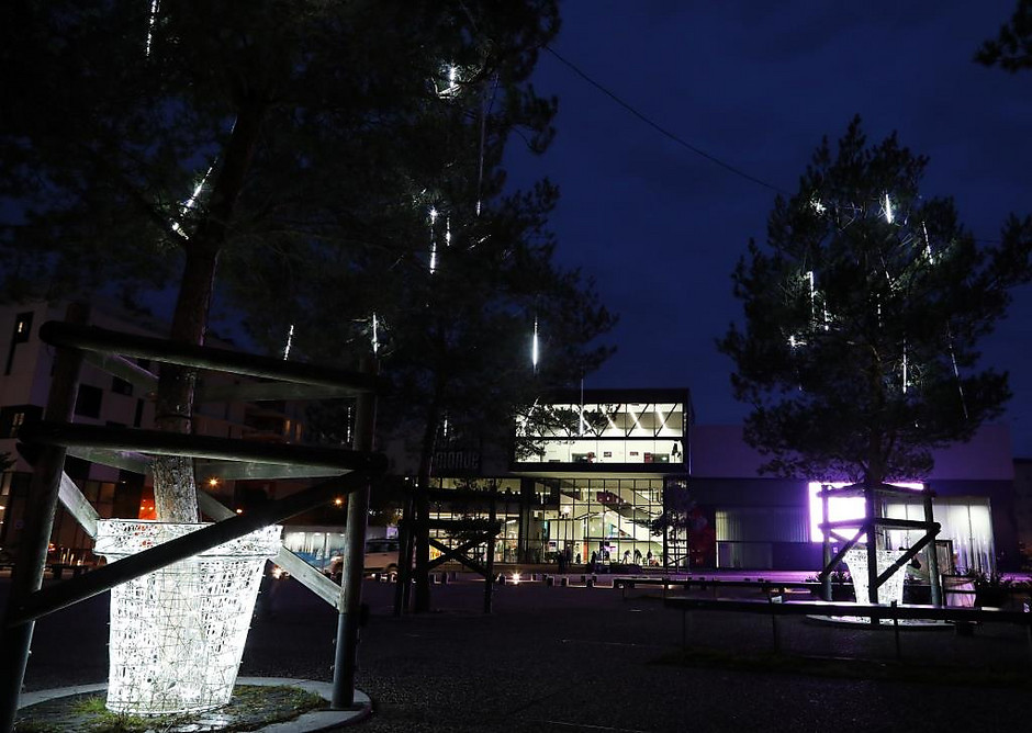 Illuminations de Noël dans le quartier Hauts-de-Cergy, décembre 2020 - voir en plus grand : (fenêtre modale)