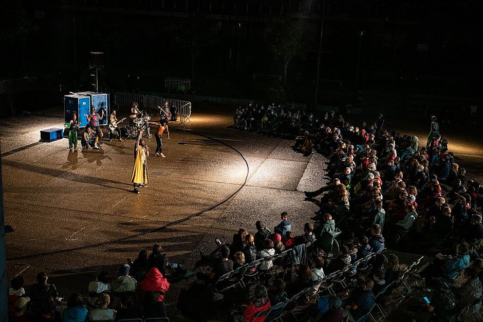 Cergy Soit ! Rendez-vous #2, Compagnie Oposito sur la place Olympe-de-Gouges, 4 septembre - voir en plus grand : (fenêtre modale)
