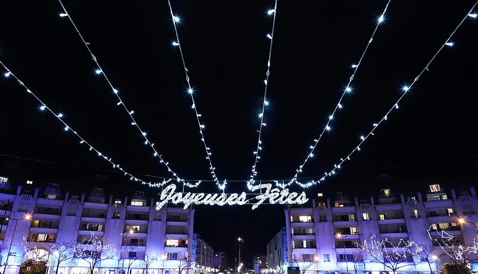 Illuminations de Noël dans le quartier Hauts-de-Cergy, décembre 2020 - voir en plus grand : (fenêtre modale)