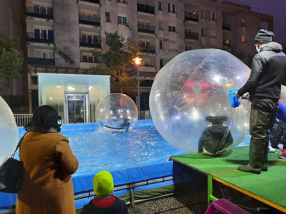 Fête foraine sur la place du Nautilus dans le quartier des Hauts-de-Cergy, 15 décembre - voir en plus grand : (fenêtre modale)