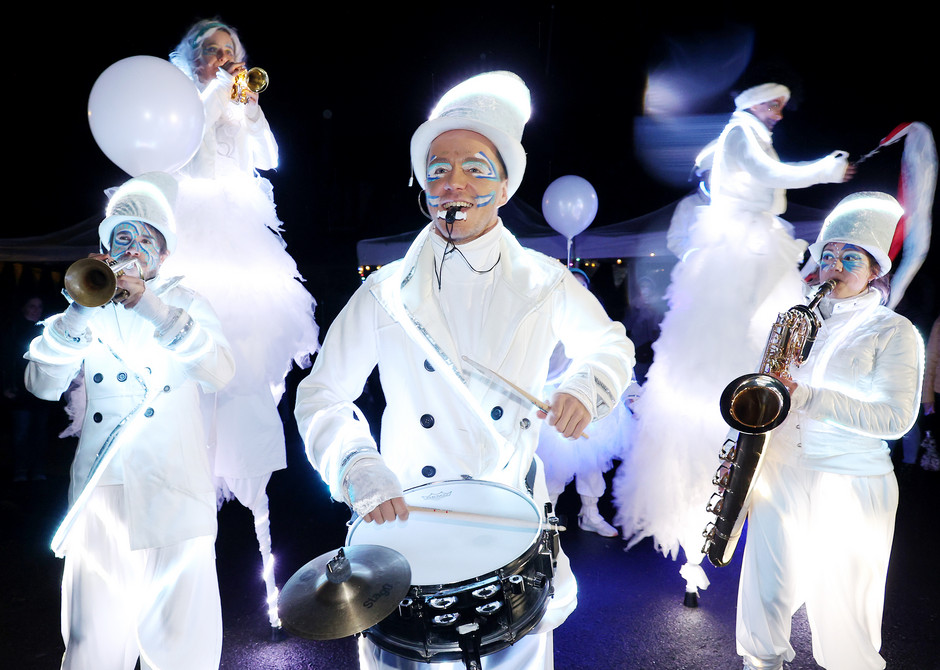 Faites des lumières : parade lumineuse, spectacle de feu et atelier de Noël au Village, 18 décembre - voir en plus grand : (fenêtre modale)