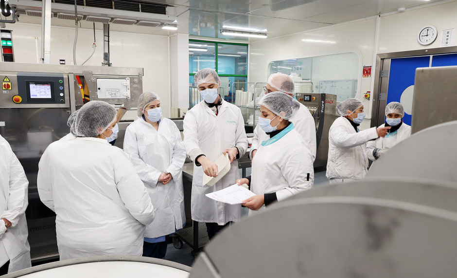 Visite de la cuisine centrale SOGERES par des parents d'élèves - voir en plus grand : (fenêtre modale)