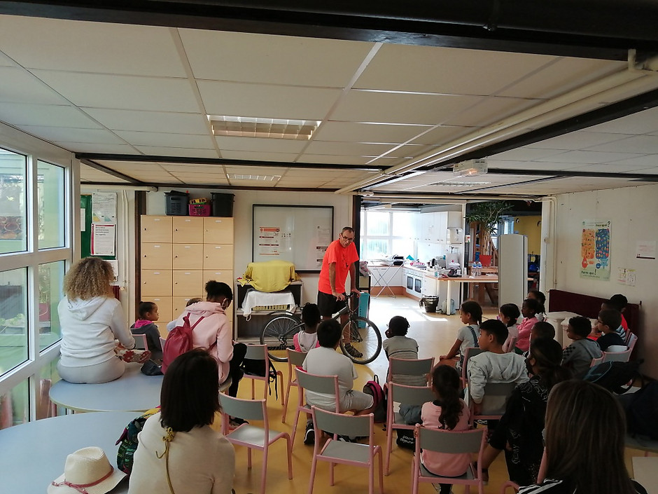 Journée d'initiation vélo pour des élèves de CE1 et CE2 avec l'association des Renards de Cergy, le 17 septembre - voir en plus grand : (fenêtre modale)