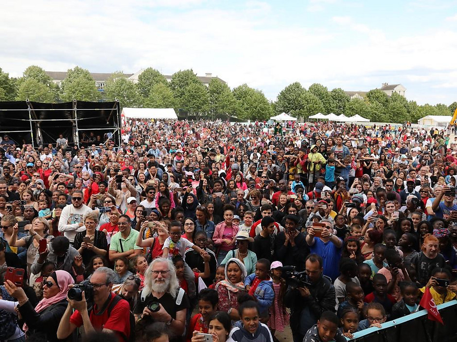 L'Esplanade de Paris en fête. - voir en plus grand : (fenêtre modale)