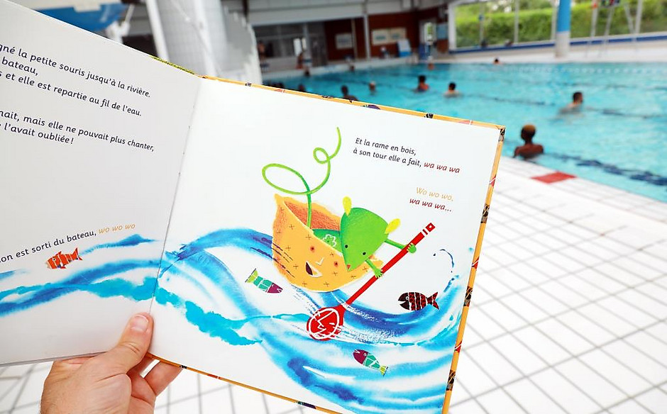 Nage et bouquinage dans la piscine de l'Axe Majeur, le 7 juillet - voir en plus grand : (fenêtre modale)