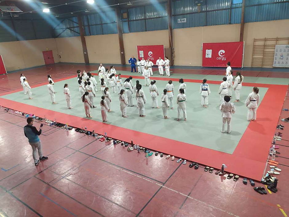 Entrainement féminin d'arts martiaux le 08 mars - voir en plus grand : (fenêtre modale)