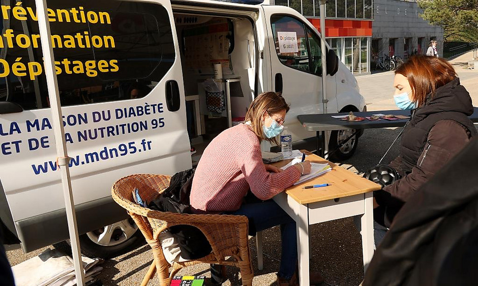 Village santé devant l'hôtel de ville le 8 mars
 - voir en plus grand : (fenêtre modale)