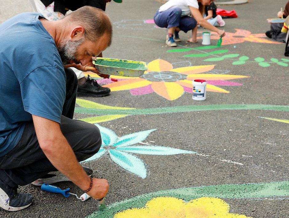 Les jardins artistiques devant Visages du Monde, le 7 juillet - voir en plus grand : (fenêtre modale)