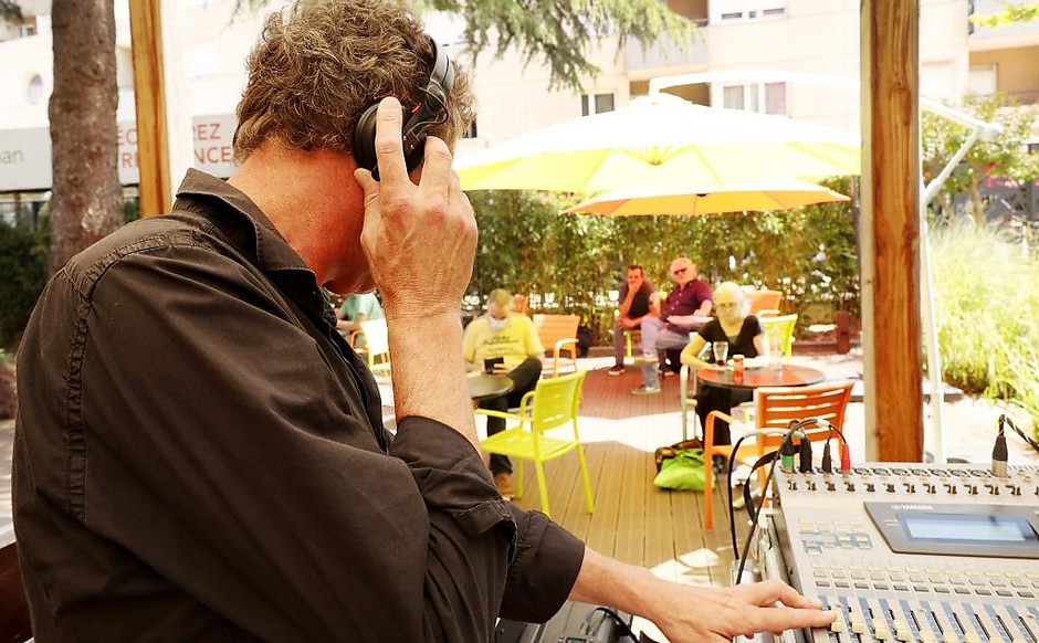 Terrasses Musicales- prestation de Thierry Arnold le 23 juin 2022 à la médiathèque de l'Horloge - voir en plus grand : (fenêtre modale)