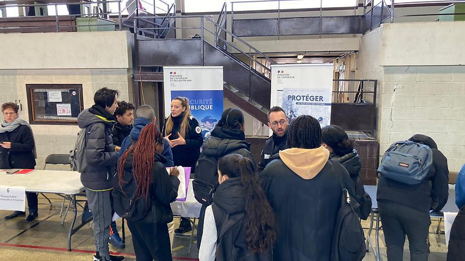 Forum des métiers et des formations inter-collèges, le 7 et le 9 février, gymnase des Chênes - voir en plus grand : (fenêtre modale)