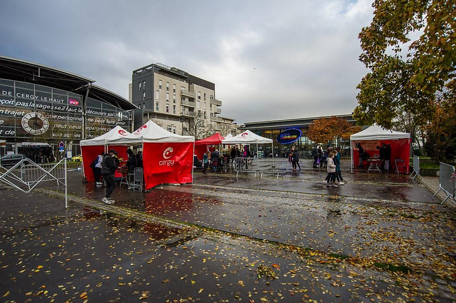 Les commerçants fêtent Halloween sur la place des Trois Gares, 31 octobre - voir en plus grand : (fenêtre modale)