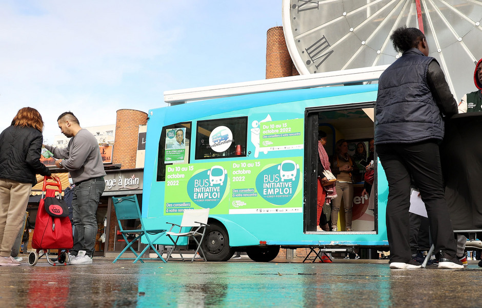 Le bus initiative emploi, samedi 15 octobre dans le quartier de l'Horloge - voir en plus grand : (fenêtre modale)