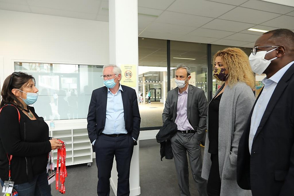 Rentrée scolaire à l'Atlantis avec le maire Jean-Paul Jeandon, septembre 2020 - voir en plus grand : (fenêtre modale)