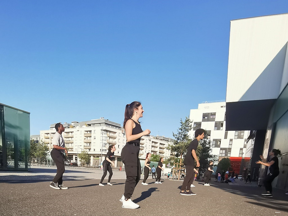 Répétition des danseurs du CFD devant Visages du monde, juillet 2020 - voir en plus grand : (fenêtre modale)