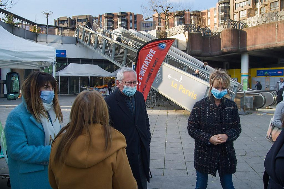 Passage du Bus initiative emploi le 22 novembre, à Cergy Préfecture - voir en plus grand : (fenêtre modale)