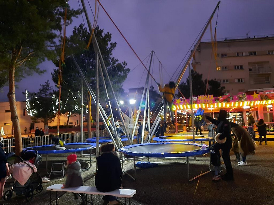 Fête foraine sur la place du Nautilus dans le quartier des Hauts-de-Cergy, 15 décembre - voir en plus grand : (fenêtre modale)